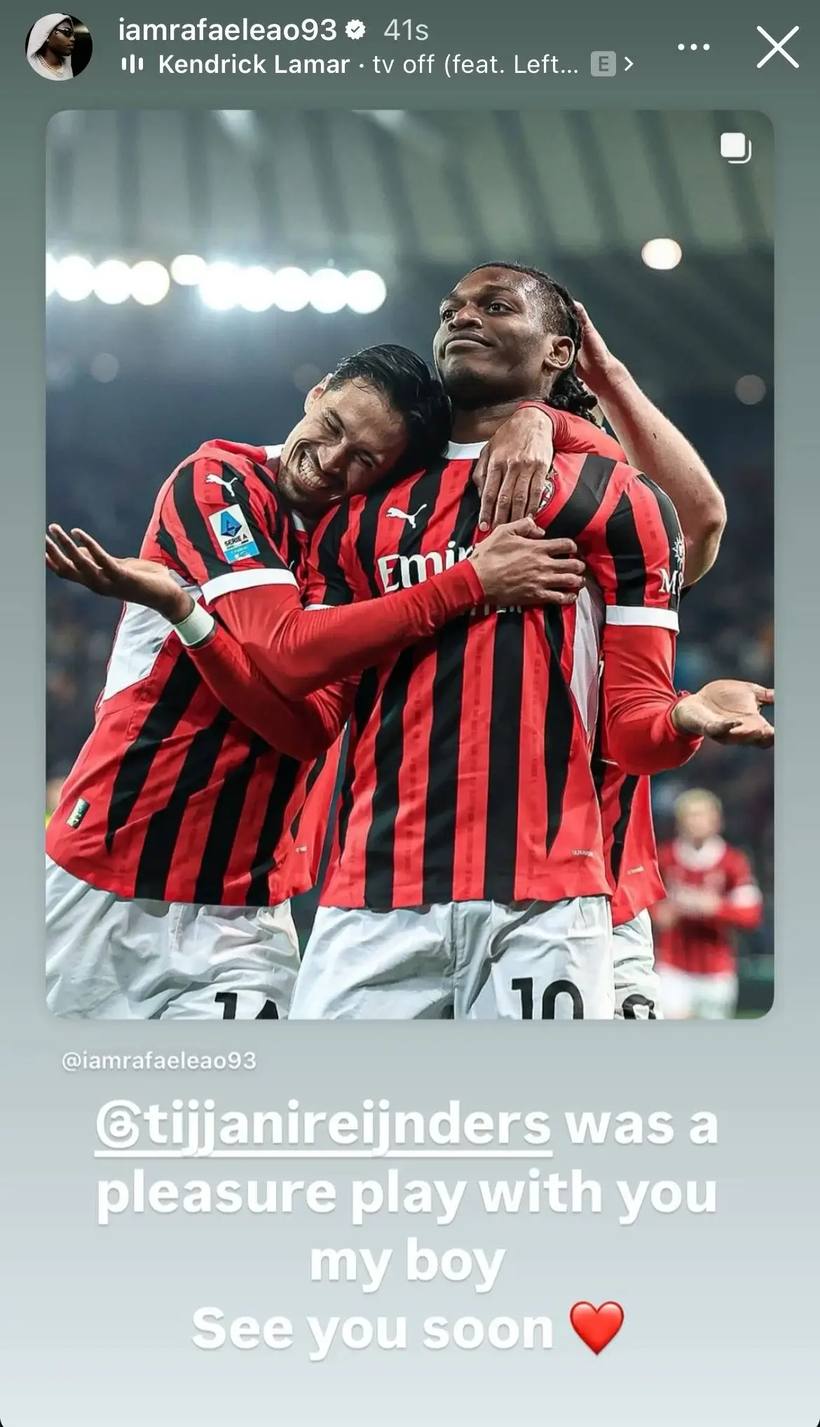 La story Instagram di Rafael Leao per l'addio di Tijjani Reijnders La story Instagram di Rafael Leao per l'addio di Tijjani Reijnders
