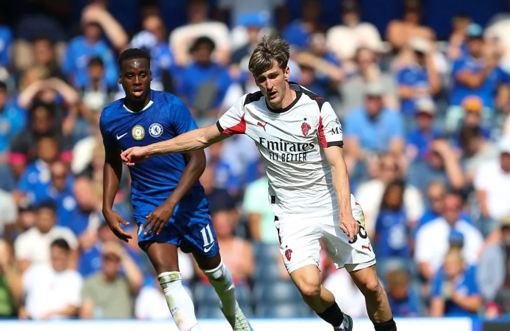 Chelsea-Milan: Jamie Gittens, Alexis Saelemaekers (Photo Credit: Jay Patel / SPP / Shutterstock / IPA via IPA Agency) Chelsea-Milan: Jamie Gittens, Alexis Saelemaekers (Photo Credit: Jay Patel / SPP / Shutterstock / IPA via IPA Agency)