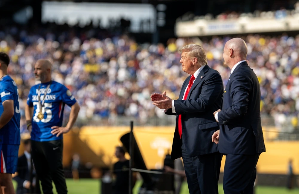 Il presidente degli Stati Uniti, Donald Trump, e il presidente della FIFA, Gianni Infantino, durante la premiazione del Mondiale per Club. Sullo sfondo, il tecnico del Chelsea, Enzo Maresca (fonte: Wikimedia Commons)
