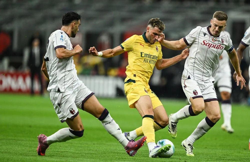 Milan-Bologna: Santiago Gimenez, Charalampos Lykogiannis, Lewis Ferguson (Photo Credit: Tiziano Ballabio / IPA Sport / IPA via IPA Agency)