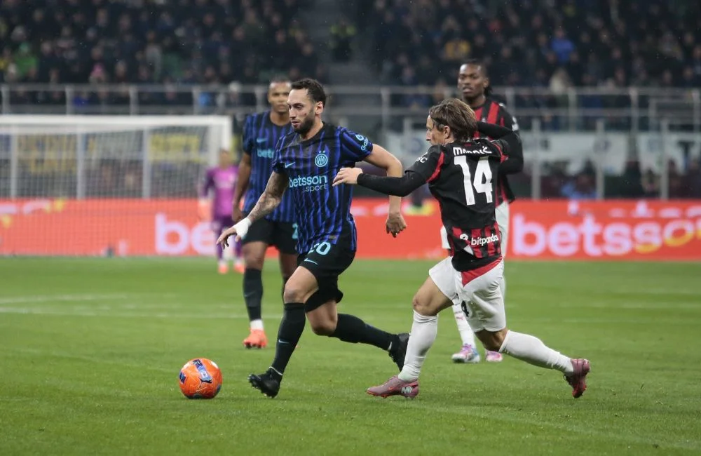 Inter-Milan: Hakan Calhanoglu e Luka Modric (Photo Credit: Nderim Kaceli / IPA Sport / IPA via IPA Agency)