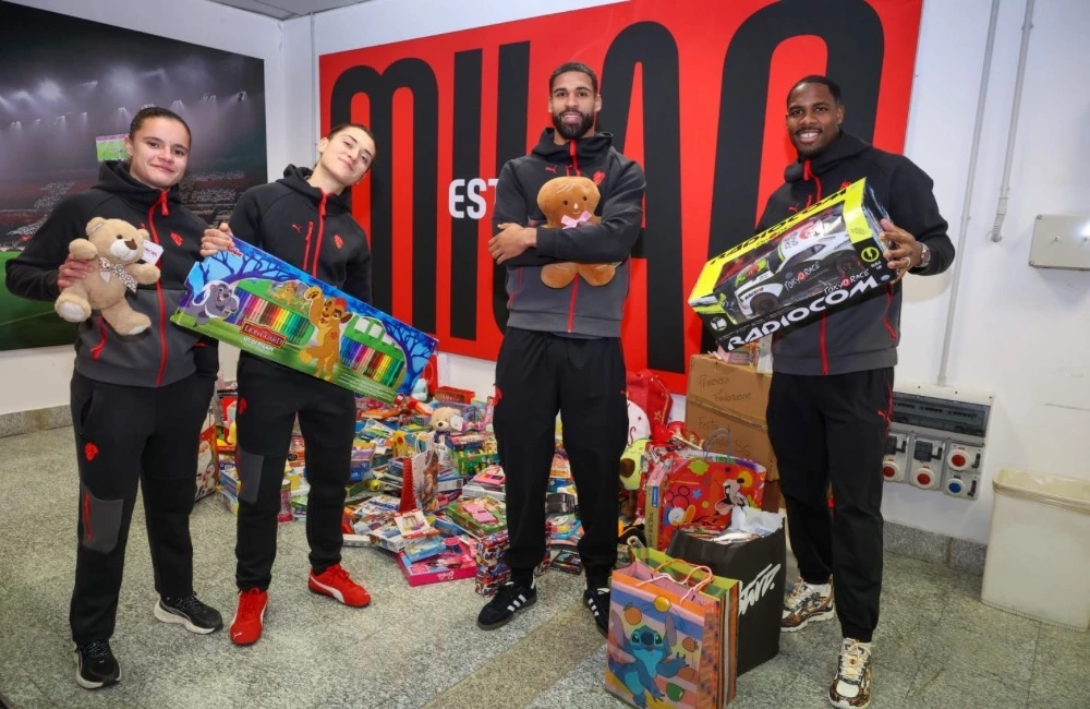 Monica Renzotti, Nadine Sorelli, Ruben Loftus-Cheek e Mike Maignan alla festa di Natale del settore giovanile del Milan (Photo via AC Milan) Monica Renzotti, Nadine Sorelli, Ruben Loftus-Cheek e Mike Maignan alla festa di Natale del settore giovanile del Milan (Photo via AC Milan)