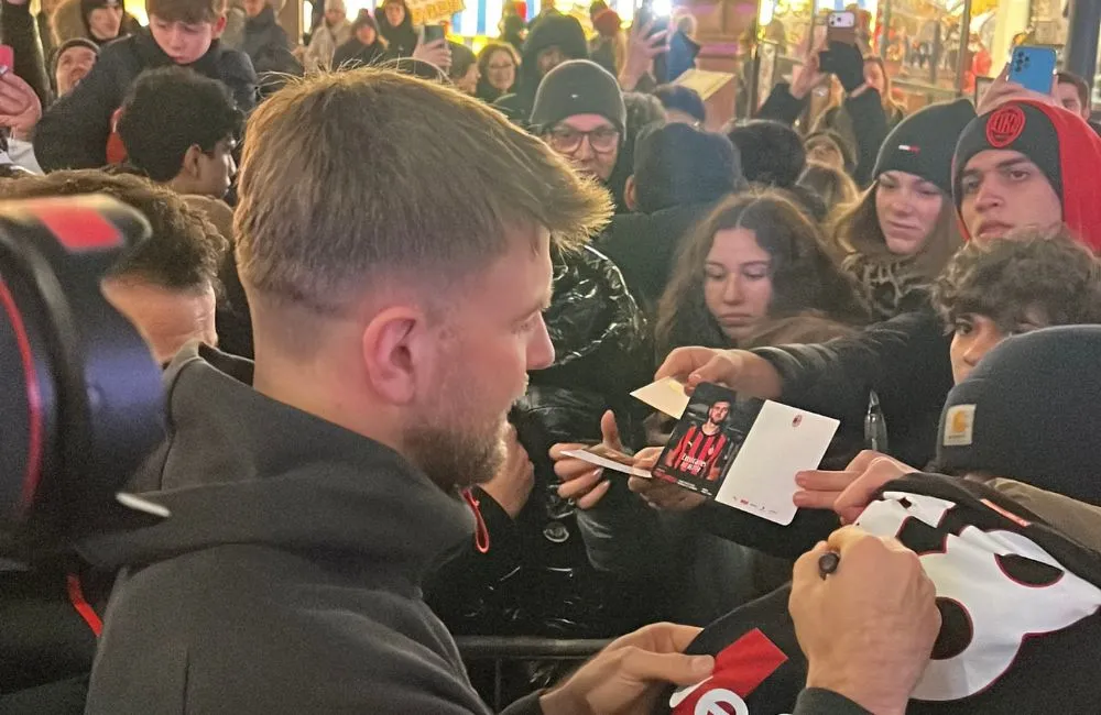 Niclas Fullkrug con i tifosi del Milan - MilanPress, robe dell'altro diavolo Niclas Fullkrug con i tifosi del Milan - MilanPress, robe dell'altro diavolo