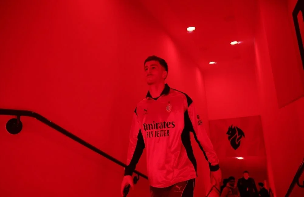 Alexis Saelemaekers arriva a San Siro (Photo via AC Milan)