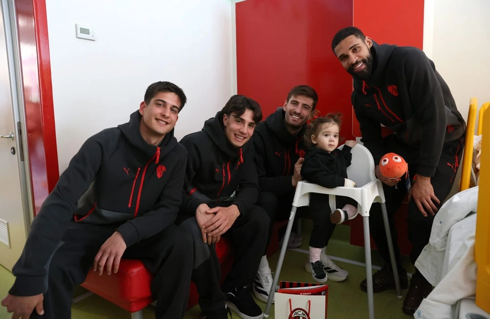 Milan: Matteo Gabbia, Ruben Loftus-Cheek, Davide Sardo e Filippo Piermarini in visita ai giovani pazienti dell'ospedale Del Ponte di Varese (Photo Credit: Ac Milan)