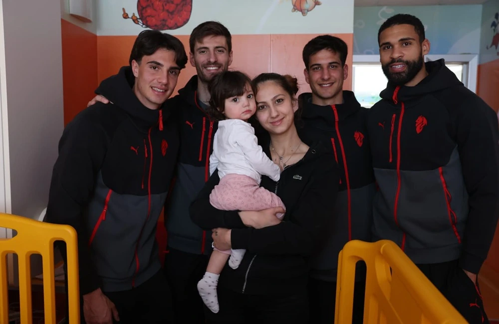 Milan: Matteo Gabbia, Ruben Loftus-Cheek, Jacopo Sardo e Filippo Piermarini in visita ai giovani pazienti dell'ospedale Del Ponte di Varese (Photo Credit: Ac Milan) Milan: Matteo Gabbia, Ruben Loftus-Cheek, Jacopo Sardo e Filippo Piermarini in visita ai giovani pazienti dell'ospedale Del Ponte di Varese (Photo Credit: Ac Milan)