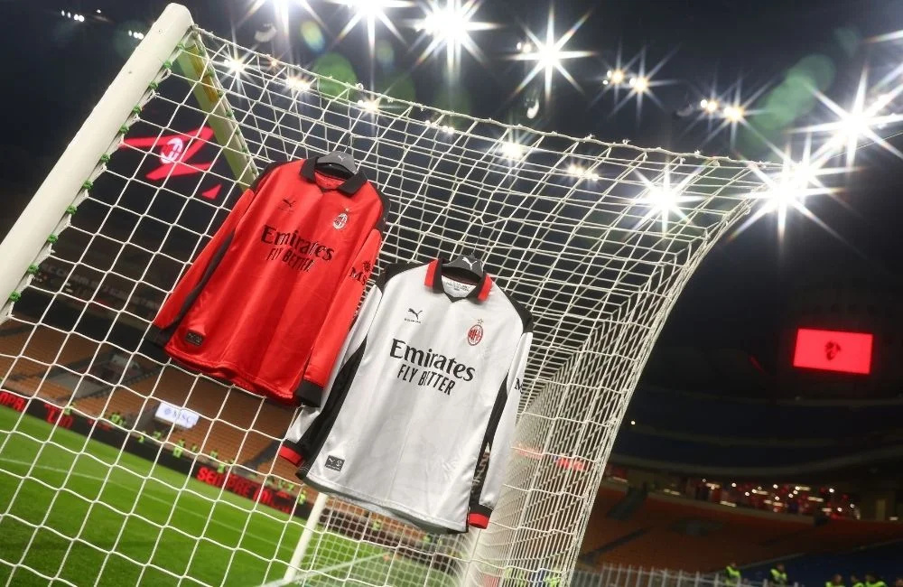 Le due versioni del quarto kit del Milan per la stagione 2025:26 a San Siro (Photo via AC Milan) Le due versioni del quarto kit del Milan per la stagione 2025:26 a San Siro (Photo via AC Milan)