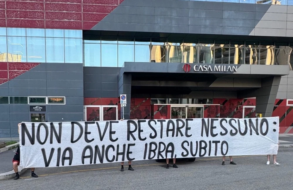 Lo striscione della Curva Sud a Casa Milan contro Zlatan Ibrahimovic
