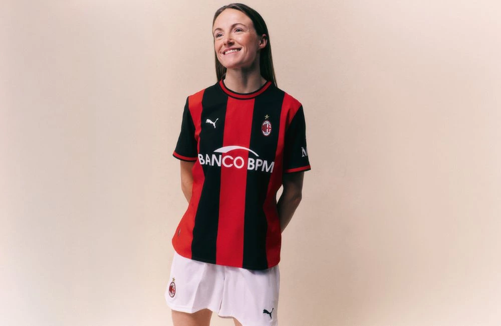 Milan Femminile: Christy Grimshaw con il nuovo primo kit per la stagione 2026-27 (Photo via AC Milan)