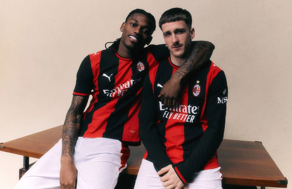 Milan: Rafael Leao e Alexis Saelemaekers con il nuovo primo kit per la stagione 2026-27 (Photo via AC Milan)