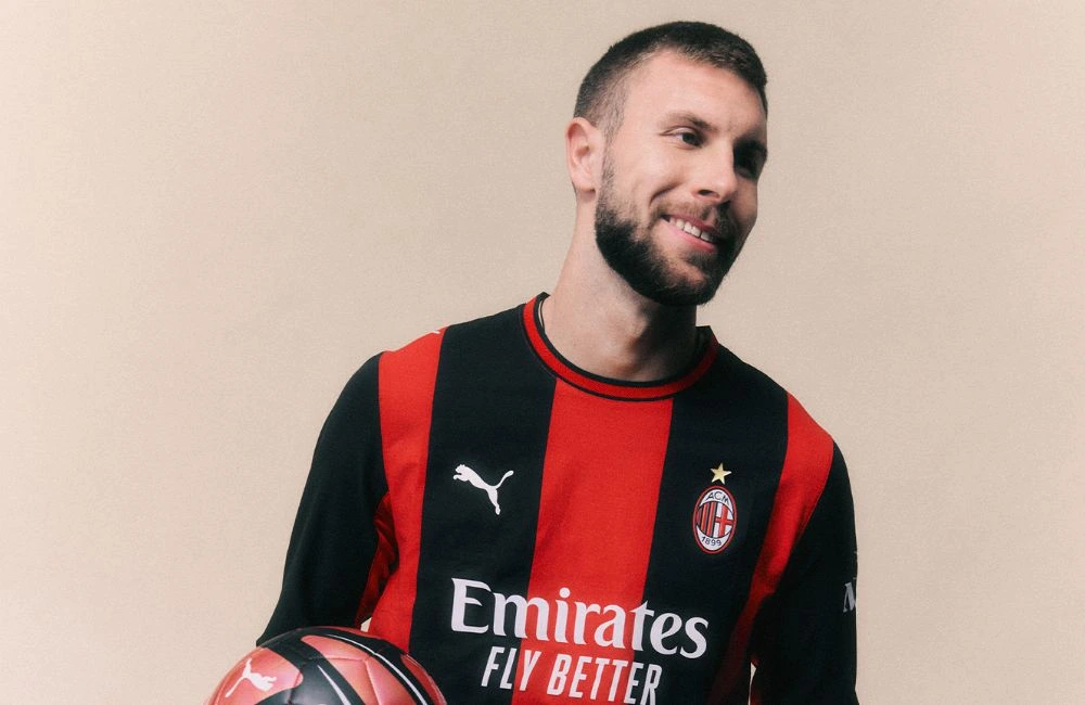 Milan: Strahinja Pavlovic con il nuovo primo kit per la stagione 2026-27 (Photo via AC Milan) Milan: Strahinja Pavlovic con il nuovo primo kit per la stagione 2026-27 (Photo via AC Milan)