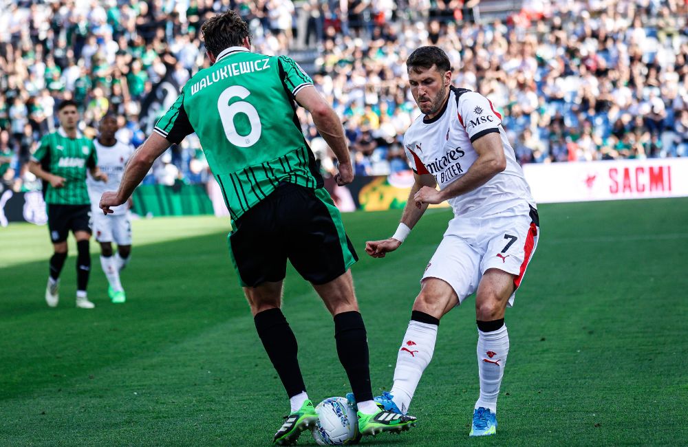 Sassuolo-Milan: Sebastian Walukiewicz, Santiago Gimenez (Photo Credit: Luca Diliberto / IPA Sport / IPA via IPA Agency)
