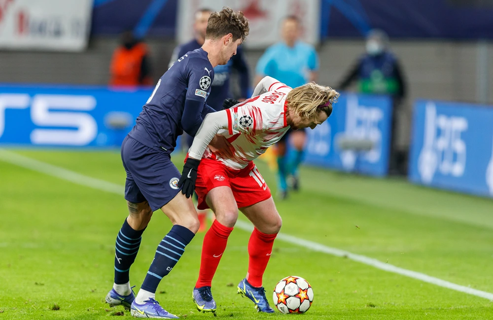 John Stones ed Emil Forsberg (fonte: Wikimedia Commons) John Stones ed Emil Forsberg (fonte: Wikimedia Commons)