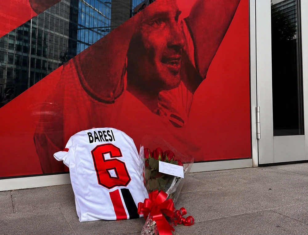 Fiori per Franco Baresi all'esterno di Casa Milan - MilanPress, robe dell'altro Diavolo