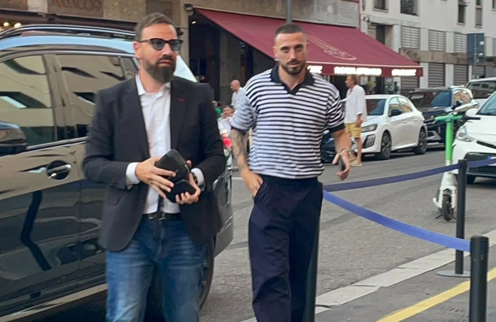 Mario Gila all'arrivo in hotel - MilanPress.it