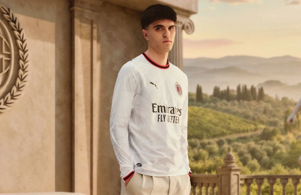 Milan: Davide Bartesaghi e la seconda maglia 2026-27 (Photo via AC Milan) Milan: Davide Bartesaghi e la seconda maglia 2026-27 (Photo via AC Milan)