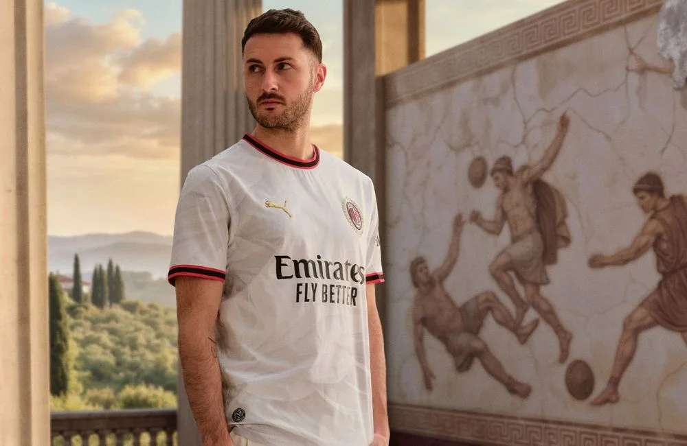 Milan: Santiago Gimenez e la seconda maglia 2026-27 (Photo via AC Milan)