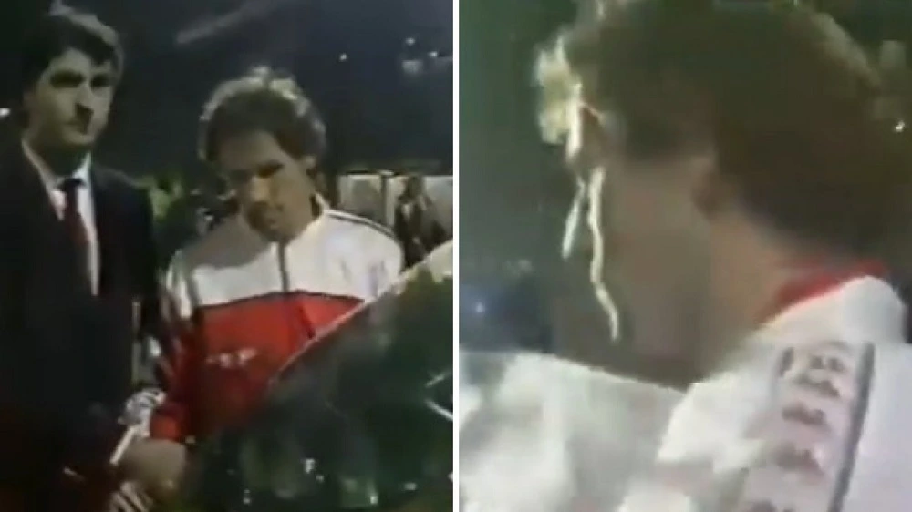 Franco Baresi e Paolo Taveggia depongono un mazzo di rose sotto la Curva Z dell'Heysel