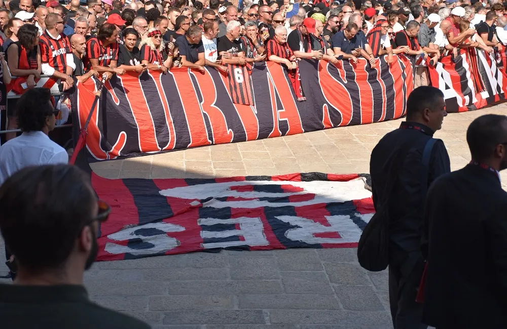 La Curva Sud ai funerali di Franco Baresi - MilanPress, robe dell'altro Diavolo