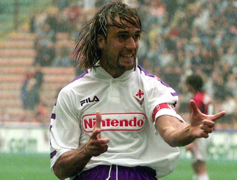 Gabriel Batistuta esulta dopo la tripletta realizzata al Milan con la maglia della Fiorentina (fonte; Wikimedia Commons)