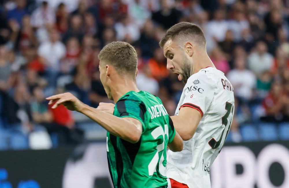 Sassuolo-Milan: Strahinja Pavlovic, Cas Odenthal (Photo Credit: Luca Diliberto / IPA Sport / IPA via IPA Agency)