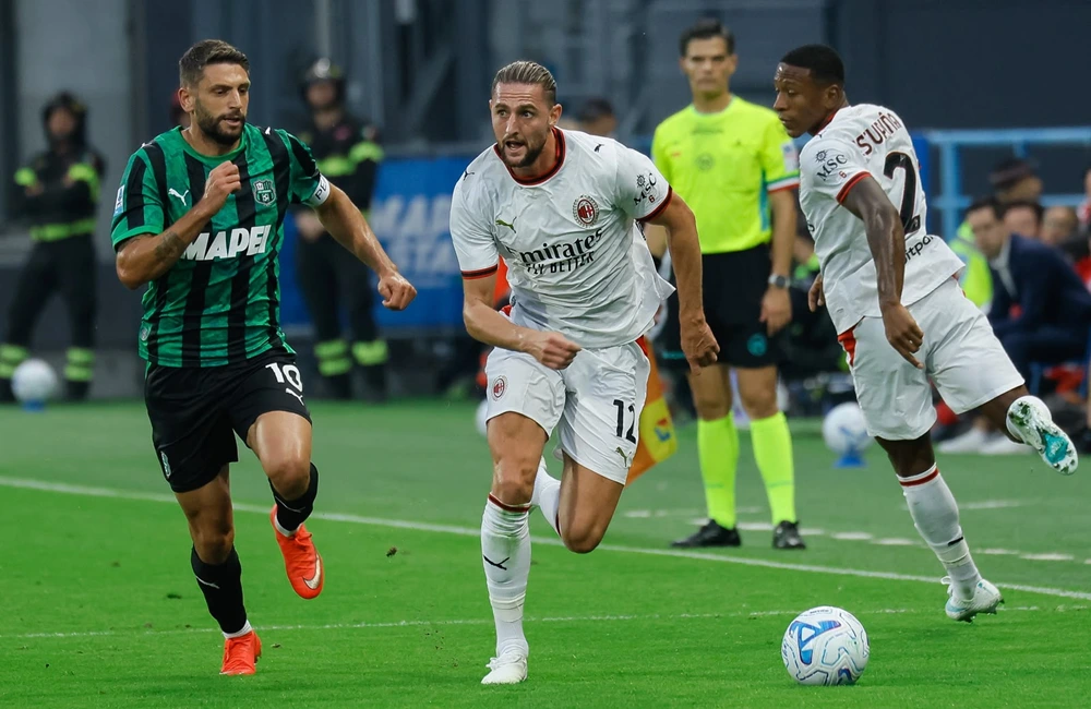 Sassuolo-Milan: Adrien Rabiot, Domenico Berardi, Pervis Estupinan (Photo Credit: Luca Diliberto / IPA Sport / IPA via IPA Agency)